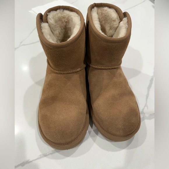 Like New! UGG Jona Classic Chesnut Short Boots-Sz 4 - Picture 4 of 12